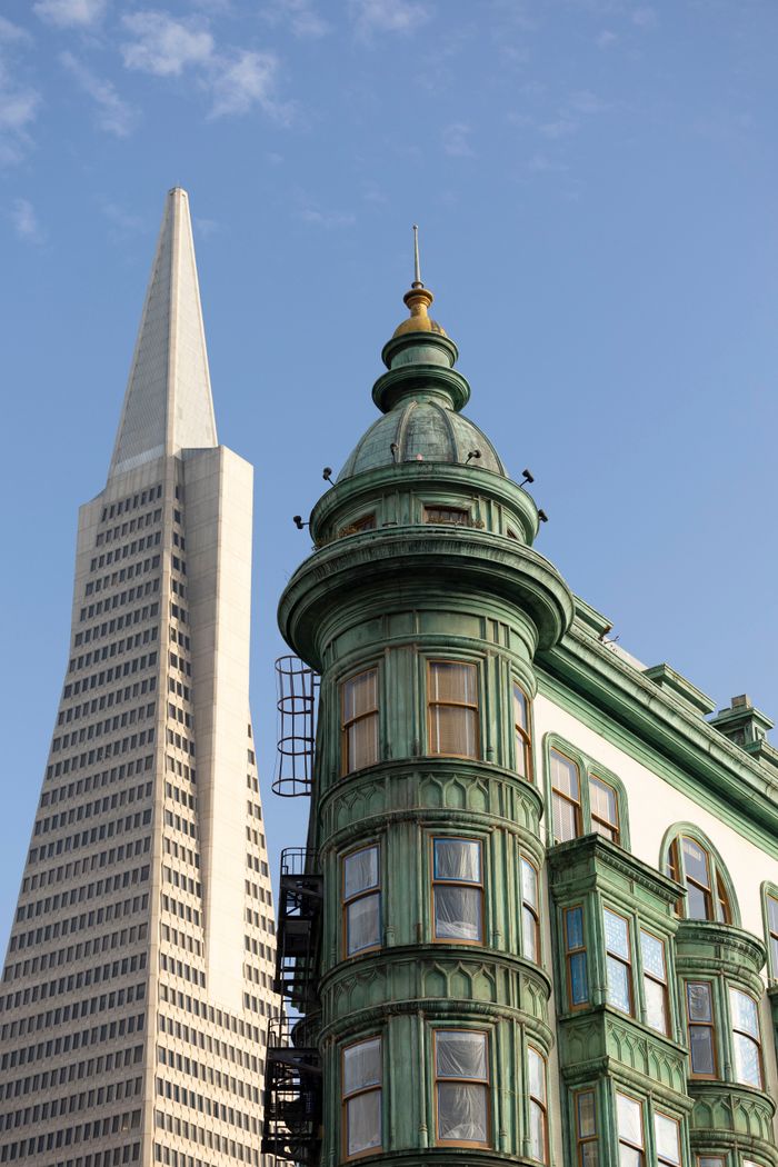 The iconic Transamerica Pyramid and Sentinel Building against a clear sky.
